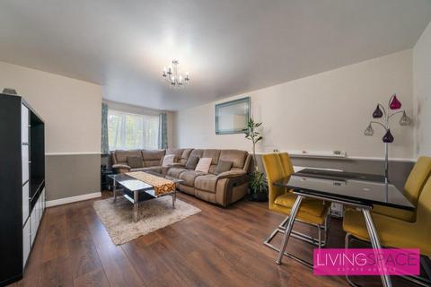 2 bedroom flat to rent, 67 Cherry Blossom Close, Palmers Green