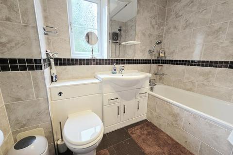 2 bedroom flat to rent, 67 Cherry Blossom Close, Palmers Green