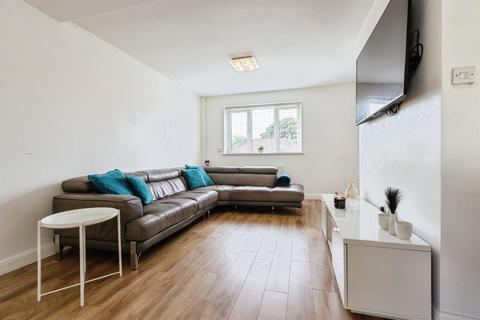 3 bedroom semi-detached house for sale, Kentmere Avenue, Leeds