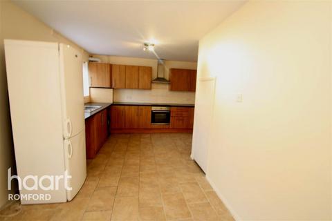 3 bedroom terraced house to rent, Kingston Hill Avenue - St Mark's Gate - RM6