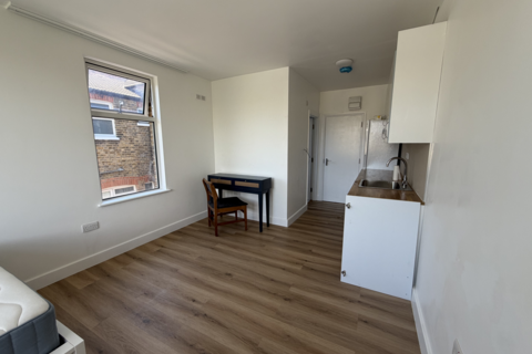 1 bedroom in a flat share to rent, Maryland Road, N22