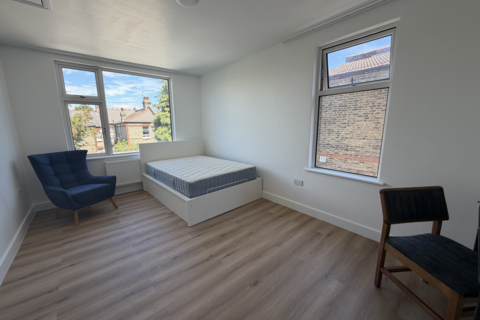 1 bedroom in a flat share to rent, Maryland Road, N22