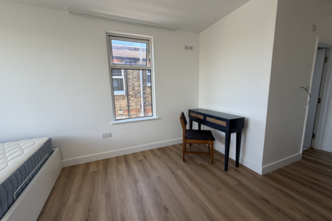 1 bedroom in a flat share to rent, Maryland Road, N22