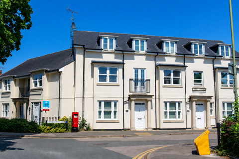 2 bedroom ground floor maisonette to rent, Pleasant Place, Hersham KT12