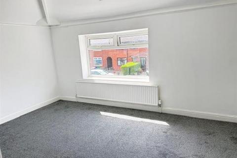 2 bedroom end of terrace house to rent, Crowden Rd, Manchester