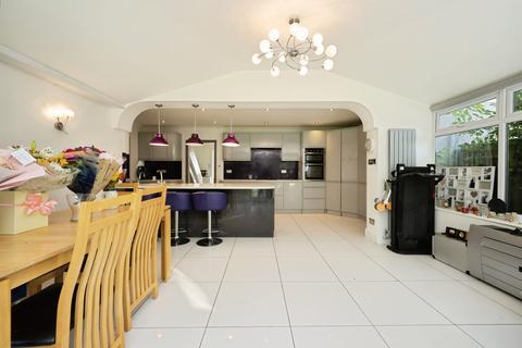 5 bedroom semi-detached house for sale, Russell Avenue, Aylesbury