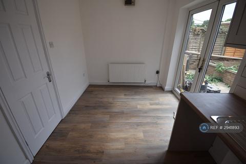 3 bedroom semi-detached house to rent, Heron Close, Wellingborough, NN8