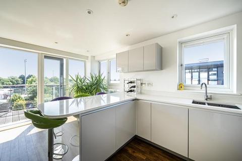 2 bedroom apartment for sale, Sycamore Avenue, Woking, Surrey