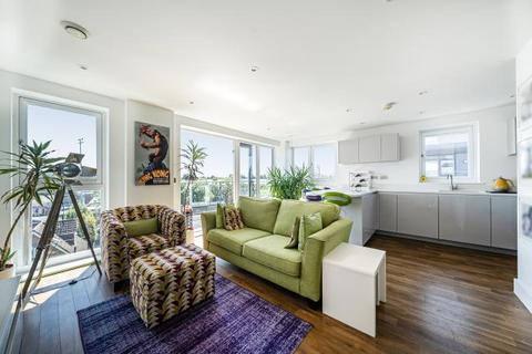 2 bedroom apartment for sale, Sycamore Avenue, Woking, Surrey