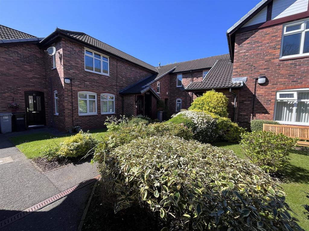 Detached house exterior, driveway