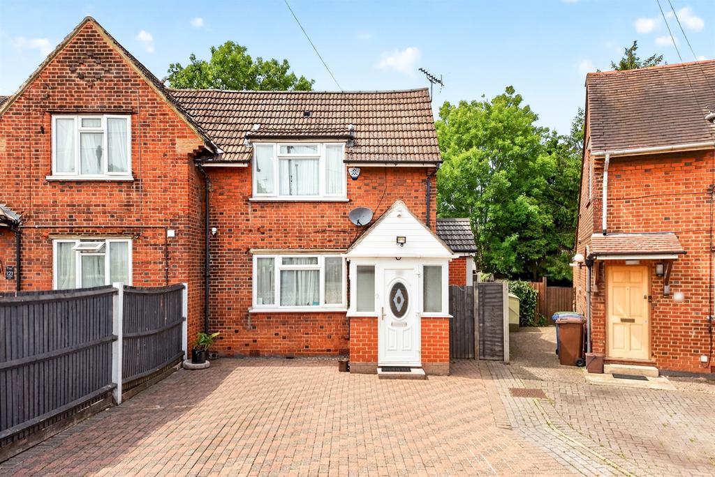 Detached house exterior, driveway