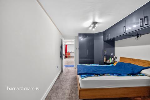 3 bedroom end of terrace house for sale, Summers Lane, London