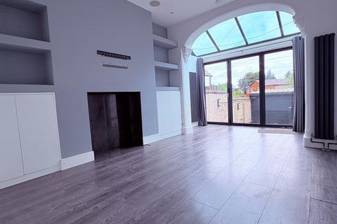 5 bedroom house to rent, Walmersley Road, Bury, BL9