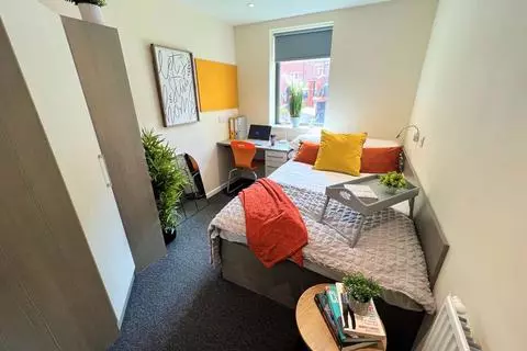 6 bedroom private hall to rent - View 3