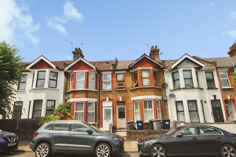 1 bedroom flat for sale, Squires Lane, London