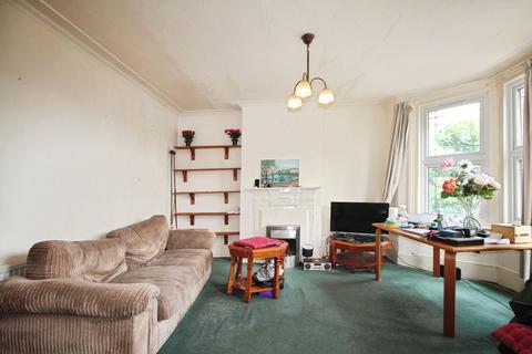 1 bedroom flat for sale, Squires Lane, London