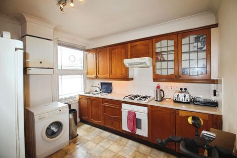 1 bedroom flat for sale, Squires Lane, London