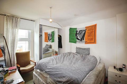 1 bedroom flat for sale, Squires Lane, London