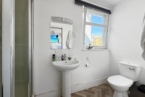 undefined, a Clayponds Lane, London, TW8