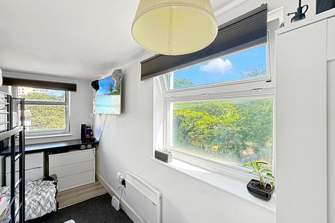 undefined, a Clayponds Lane, London, TW8