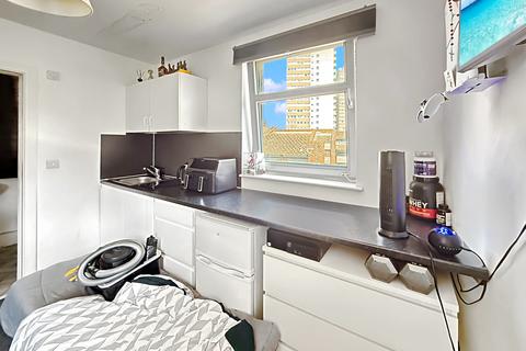 undefined, a Clayponds Lane, London, TW8
