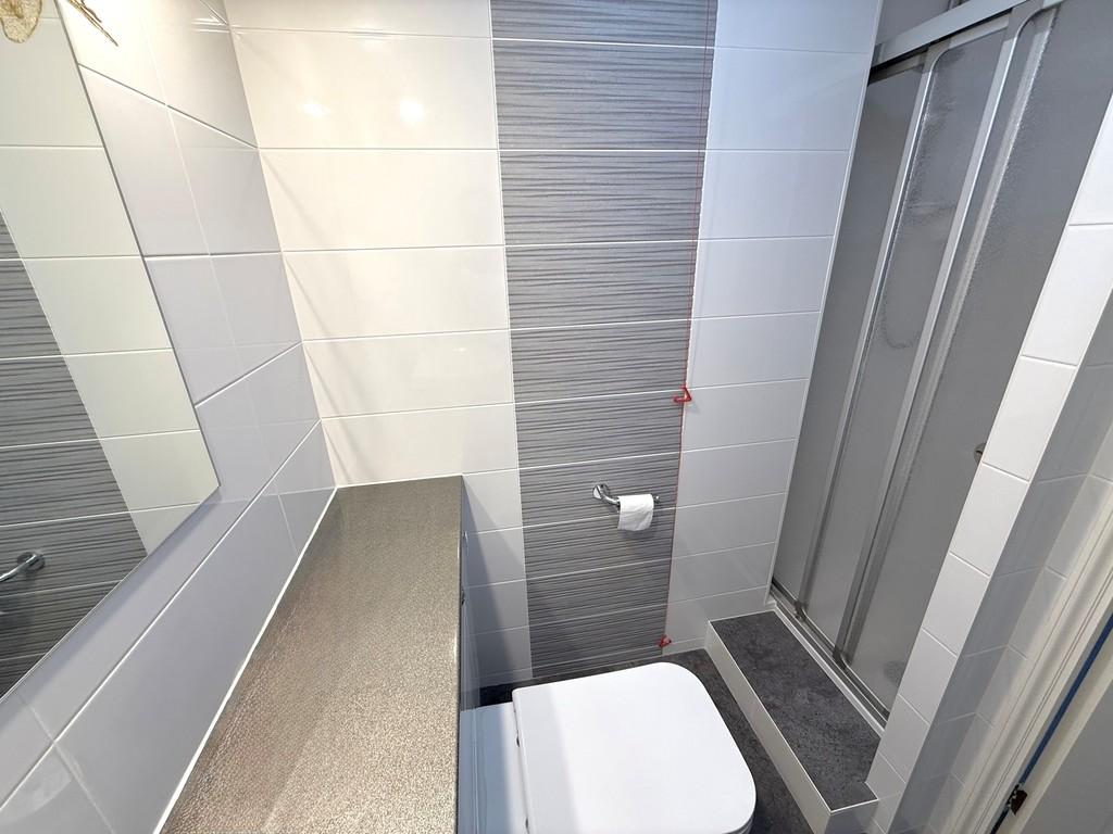 9 Barton Court Shower 2