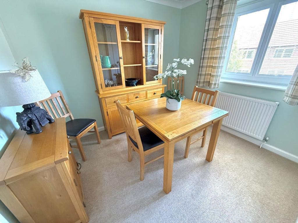 9 Barton Court Bed2