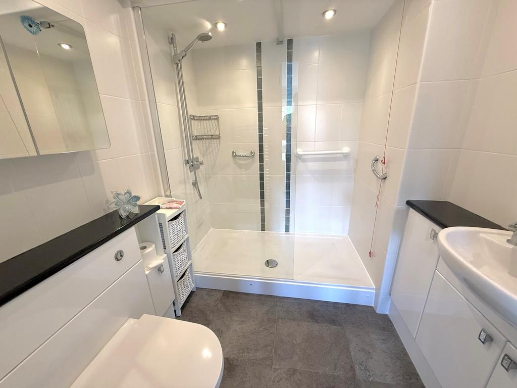 9 Barton Court En Suite