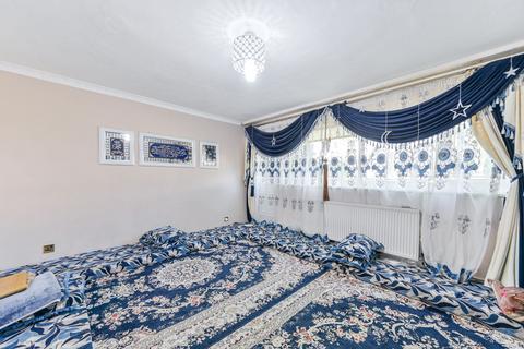 3 bedroom flat for sale, Mascotts Close, Gladstone Park, London, NW2