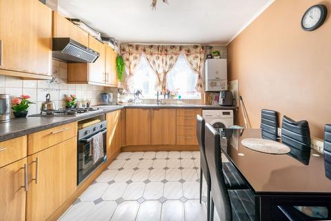 3 bedroom flat for sale, Mascotts Close, Gladstone Park, London, NW2