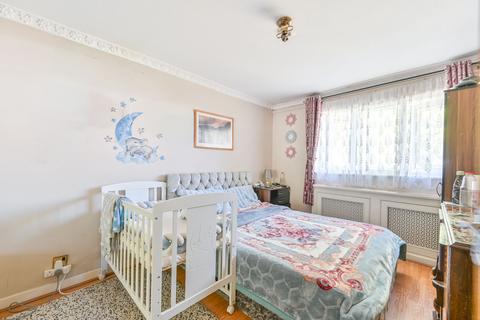3 bedroom flat for sale, Mascotts Close, Gladstone Park, London, NW2