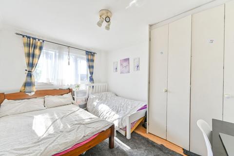3 bedroom flat for sale, Mascotts Close, Gladstone Park, London, NW2