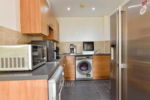 1 bedroom flat for sale, Eaton Court, London E18