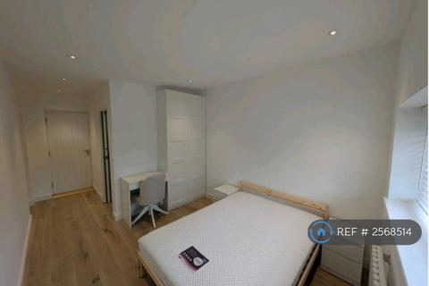 1 bedroom in a house share to rent, Sandhills Lane, Virginia Water, GU25