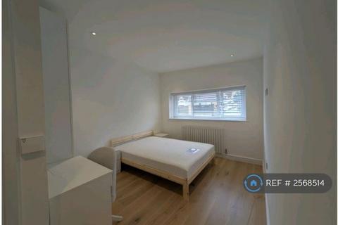 1 bedroom in a house share to rent, Sandhills Lane, Virginia Water, GU25