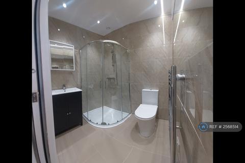 1 bedroom in a house share to rent, Sandhills Lane, Virginia Water, GU25