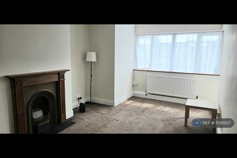 2 bedroom flat to rent, Higham Road, Woodford Green, IG8