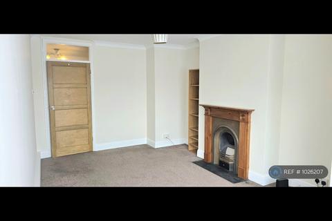 2 bedroom flat to rent, Higham Road, Woodford Green, IG8