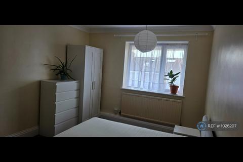 2 bedroom flat to rent, Higham Road, Woodford Green, IG8
