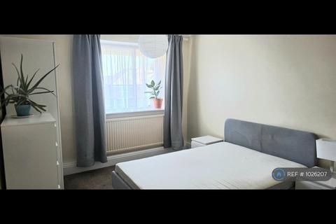 2 bedroom flat to rent, Higham Road, Woodford Green, IG8