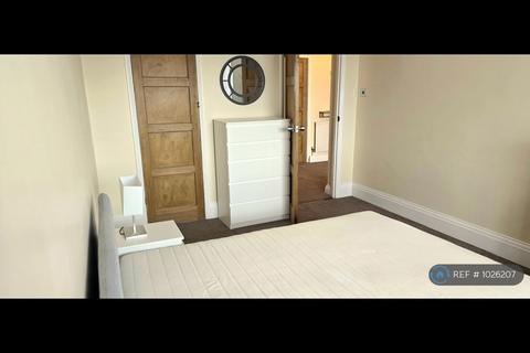 2 bedroom flat to rent, Higham Road, Woodford Green, IG8