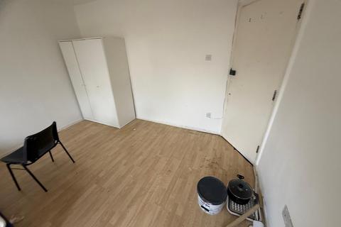 Studio to rent, Hillingdon Parade, Uxbridge Road, Hillingdon, Uxbridge