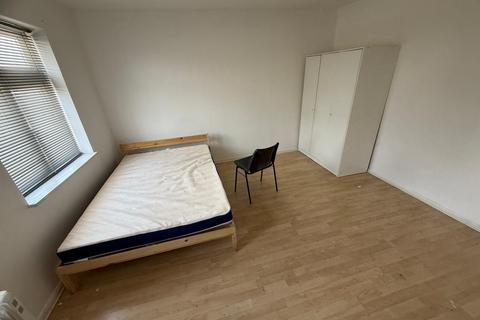 Studio to rent, Hillingdon Parade, Uxbridge Road, Hillingdon, Uxbridge