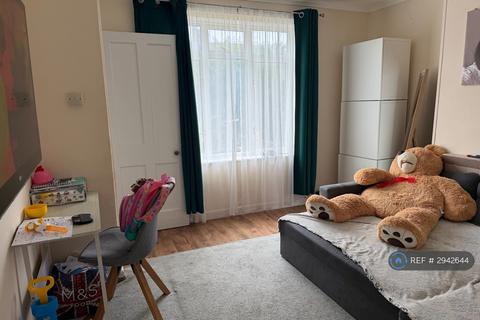 2 bedroom semi-detached house to rent, Scott Road, Bishop's Stortford, CM23