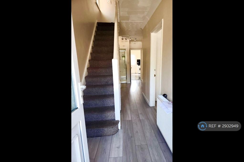 House in Southampton, Bassett Green - View 3