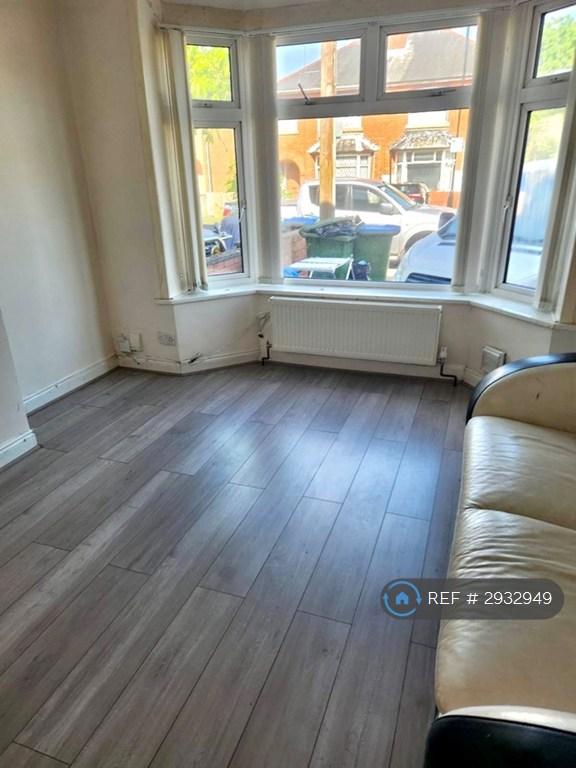 House in Southampton, Bassett Green - More