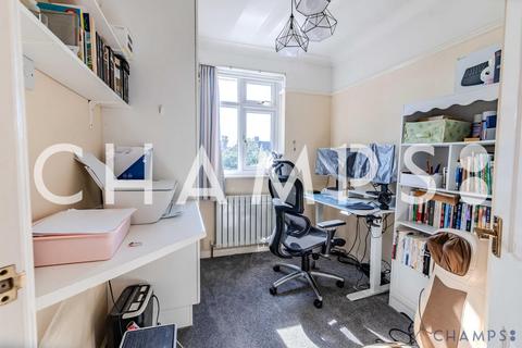 2 bedroom flat to rent, Rosebank Avenue, RM12