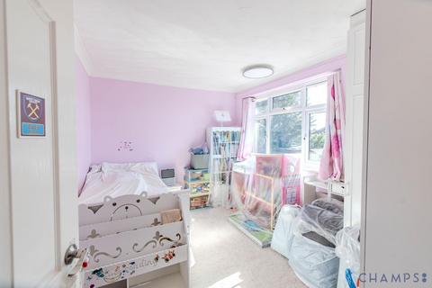 2 bedroom flat to rent, Rosebank Avenue, RM12