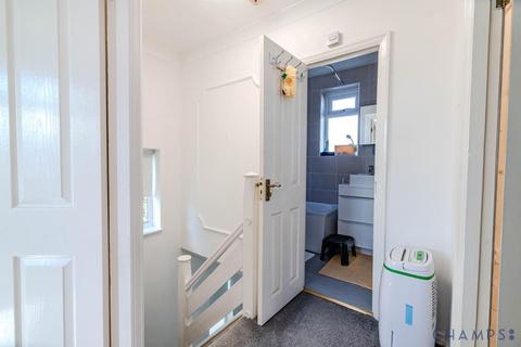2 bedroom flat to rent, Rosebank Avenue, RM12