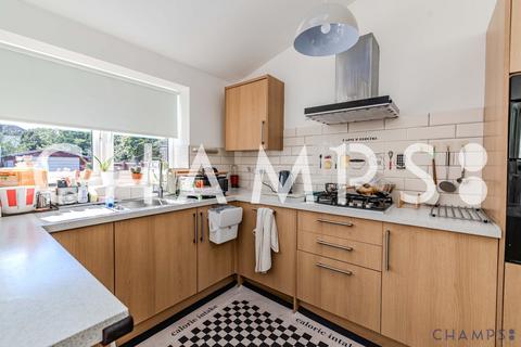 2 bedroom flat to rent, Rosebank Avenue, RM12